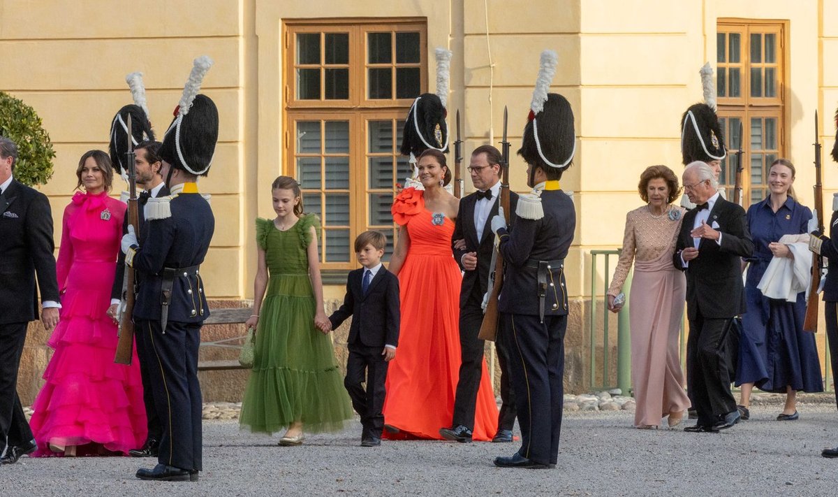 Rootsi kuninglik pere Drottningholmi lossi ees 14.09