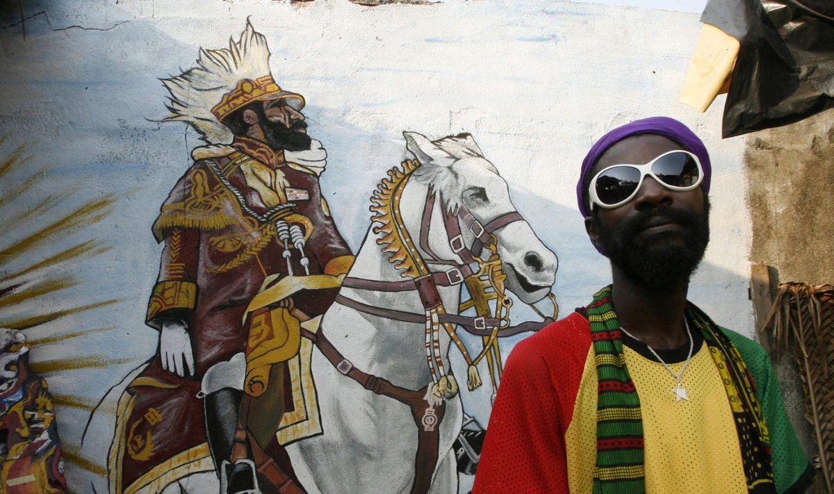 Rastausuline keiser Haile Selassie I kujutava seinamaalingu ees. (Foto: REUTERS)