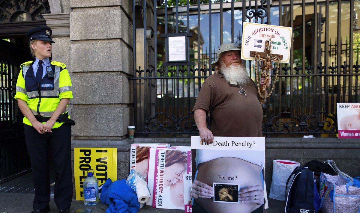 Samasuguseid, kuid ka jõhkramaid plakateid kasutavad kampaanias Iiri abordivastased. Pildil abordivastane 2013. aastal Dublinis parlamendi ees protestimas.