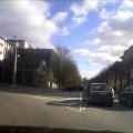 VIDEO: Ülbe juht trügib mööda ülekäiguraja ees seisma jäänud autost ja teed ületavast väikelapsest
