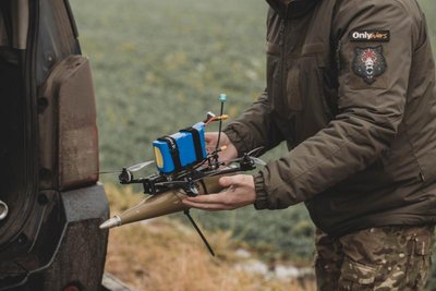 FPV-дроны часто представляют собой кустарную разработку. Украинский беспилотник (на снимке) вооружен боевой кумулятивной частью выстрела РПГ-7