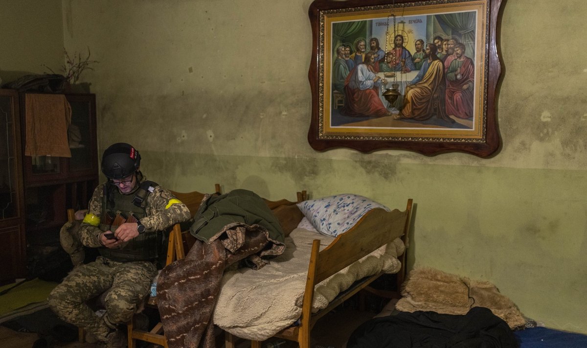 VABASTATUD MAJAS: Ukraina sõdur puhkamas ühes Harkivi oblasti elaniku majas. Kaasmaalase kodust sai ajutiselt sõjaväebaas.