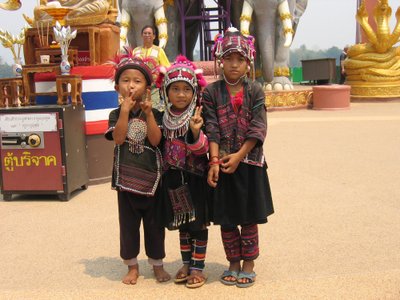Põhja-Tai kolm rahvariides last