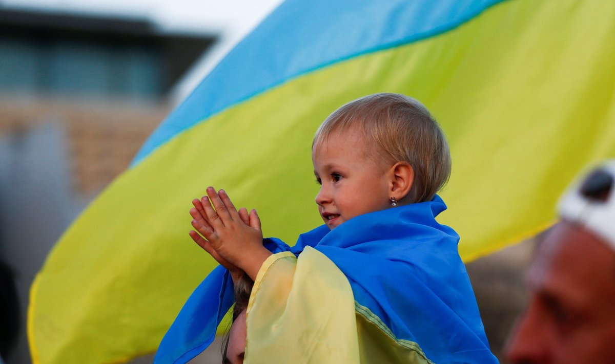 Ребенок с украинским флагом