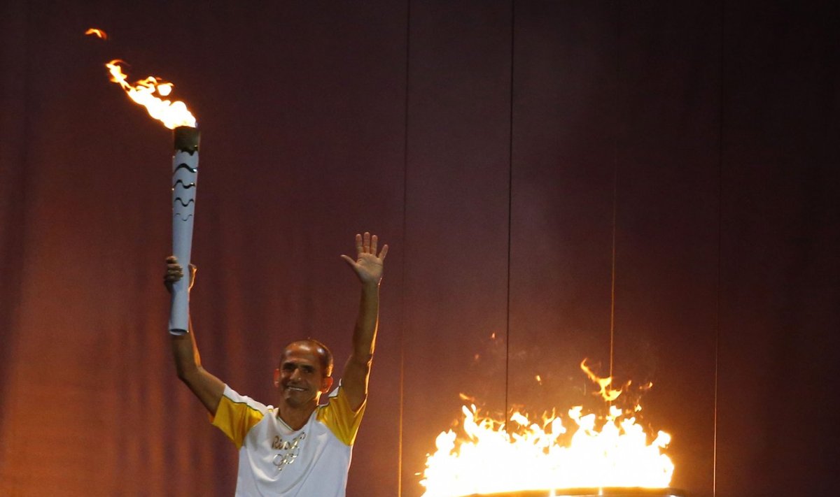 Endine pikamaajooksja Vanderlei Cordeiro de Lima süütab Rio mängude avatseremoonial olümpiakatla. (Foto: AFP)