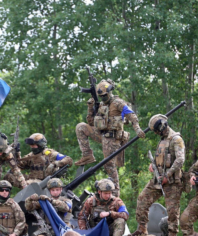 Venemaa vabatahtlike korpuse (RDK) võitlejad Põhja-Ukrainas piiri lähedal toimunud briifingul. Foto tehtud 24. mail 2023.