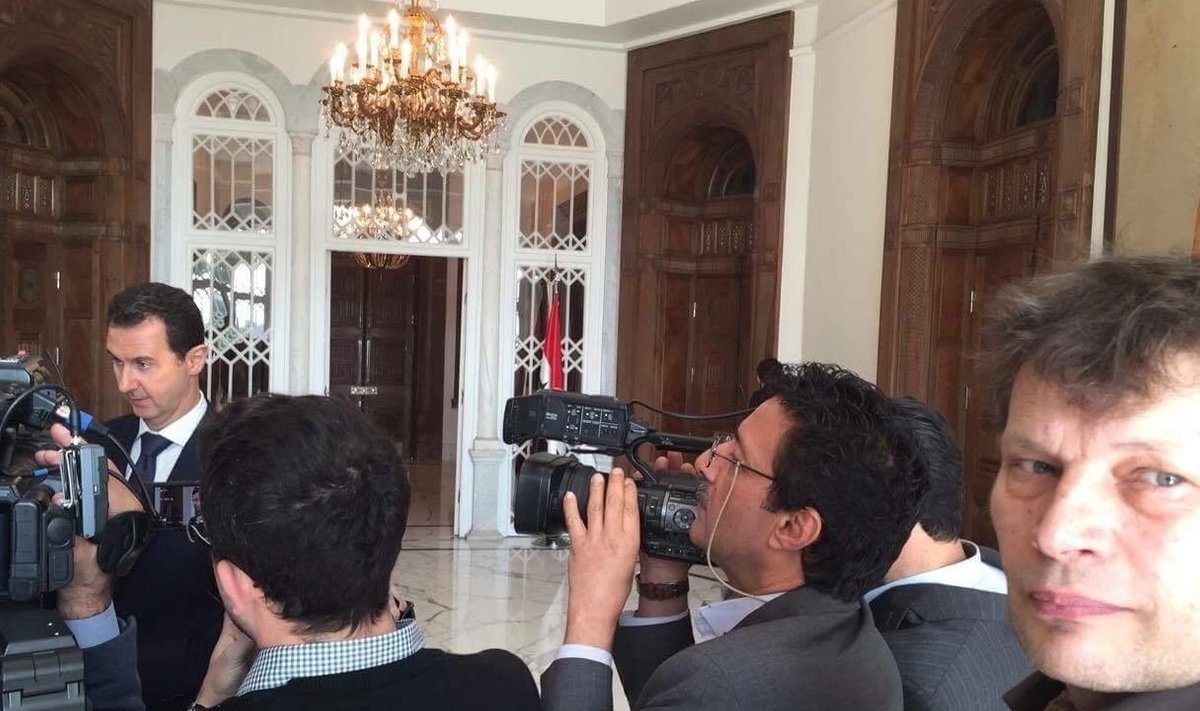 ASSAD JA TV: kaamera­meeste pidu, sel ajal kui trükiaja­kirjanik vesistab kõrval suud. Hiljem töödeldi Itaalia telemeeste materjali Assadi pressi­teenistuse majas, nii et vähe polnud.