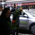FOTOD: Tundmatutest Nissanitest jagati võõrastele naistele roose!