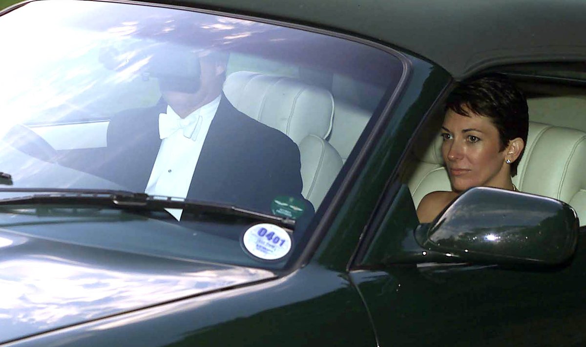 2000. aasta fotol võib näha Ghislaine Maxwelli prints Andrew’ autos peolt lahkumas.