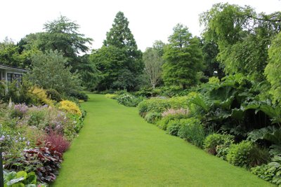 Taimekasvataja, aiakujundaja ja paljude raamatute autori Beth Chatto koduaeda peetakse Inglismaa esimeseks ökoloogiliseks aiaks.