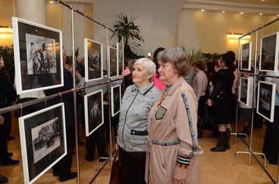 Римма Второва (слева) на фотовыставке о военных годах (февраль 2023 г.)