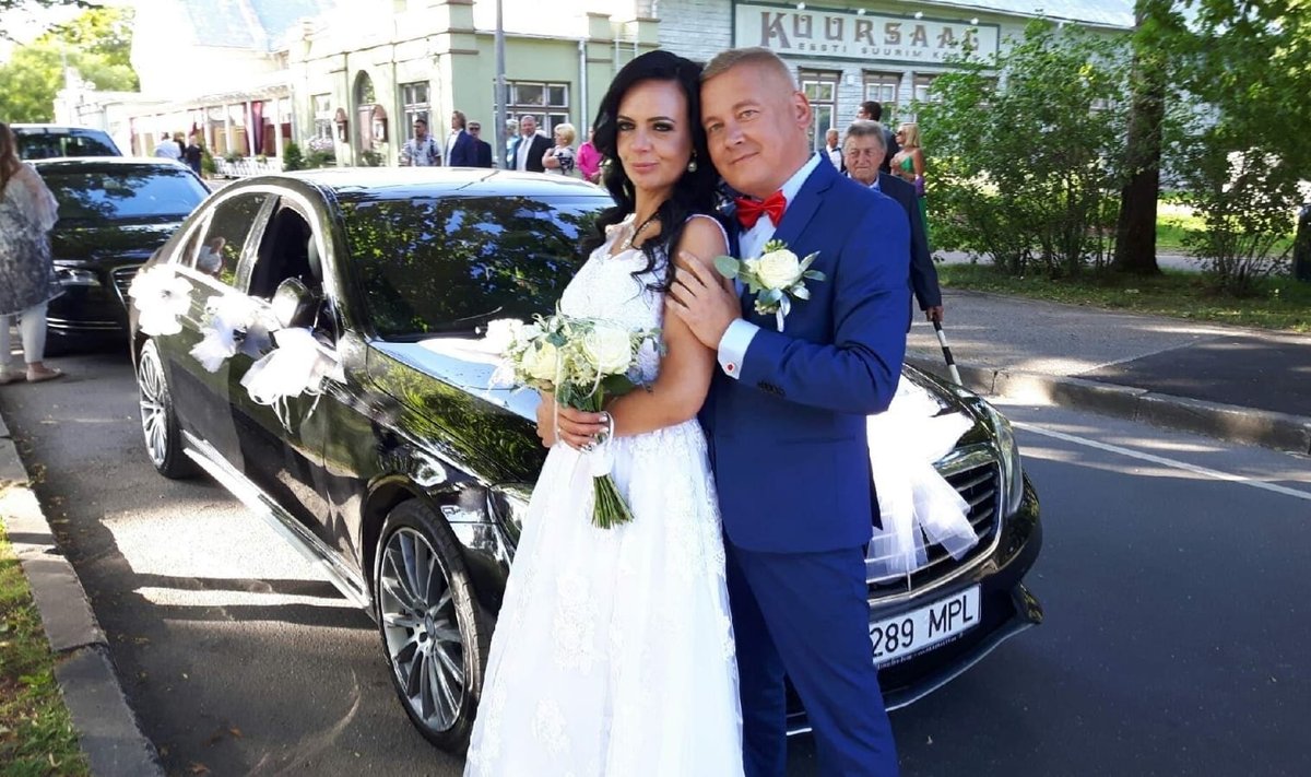 PULMAPÄEVAL Kerli ja Sulo Tintse oma pulmapäeval, 11. augustil 2020. Paar elab Pärnus ja taastab seal eramut. 