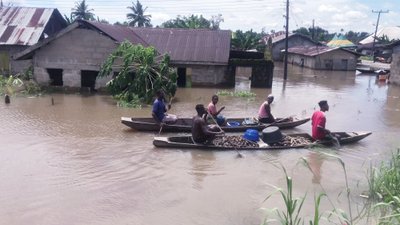 Inimesed Bayelsas Nigeerias peavad ringi liiklemiseks kasutama kanuusid. Mõned elanikud ka magavad nendes.