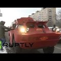VIDEO: Tank? Hummer? Uut tüüpi luksauto? Vaata, mis monstrum Peterburi tänavatel taksot sõidab!
