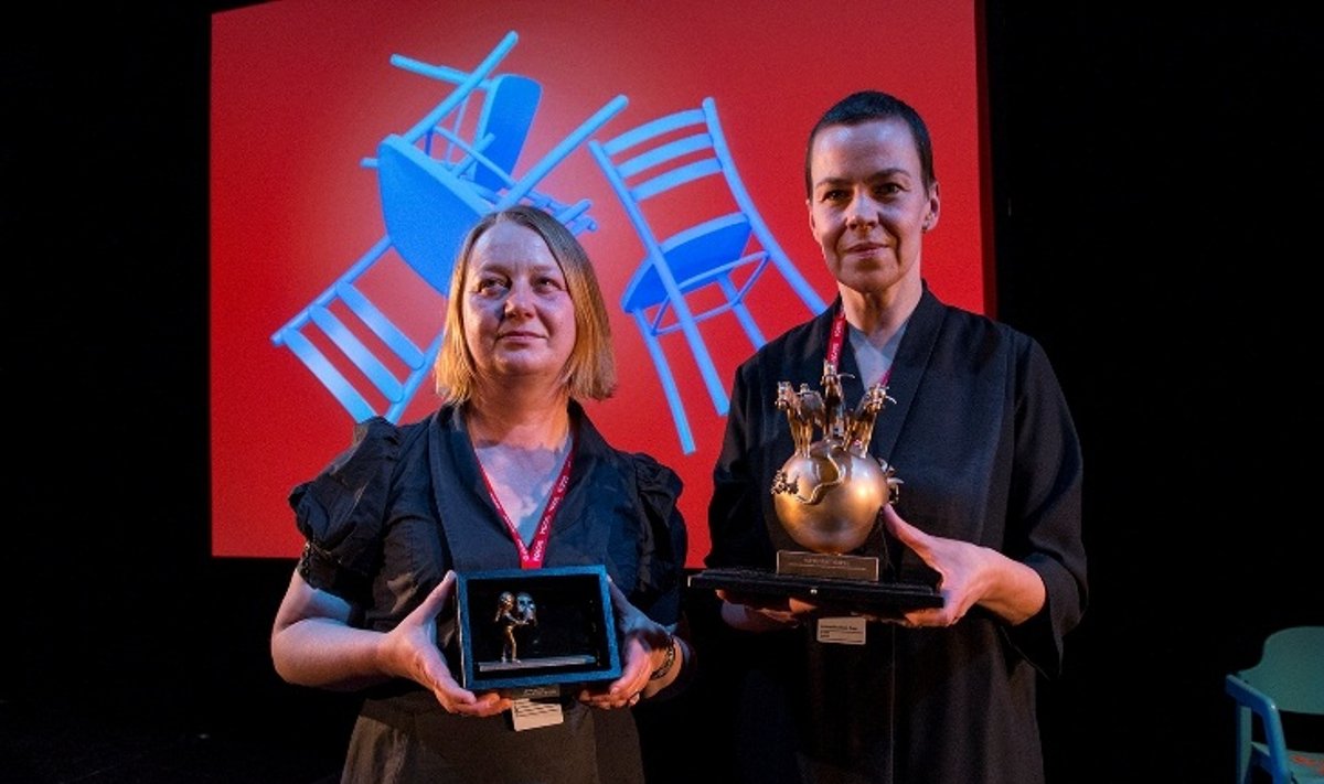 „Ühtse Eesti” auhindadel käisid Prahas järel projekti produtsent Maret Kukkur (vasakul) ja kunstnik-lavastaja Ene-Liis Semper.