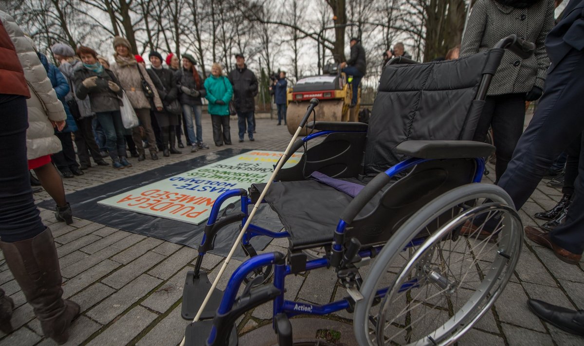 Teerull ja puuetega inimesed Toompeal