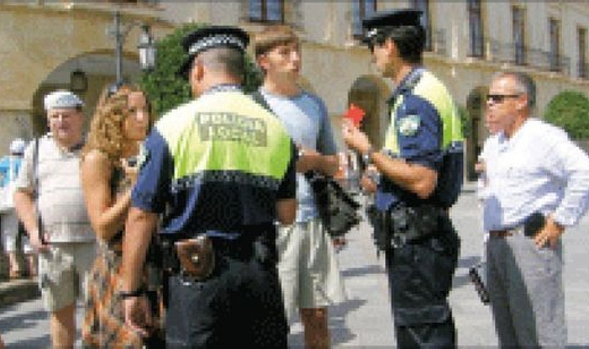 Maalehe ja Germalo lugejareisil Andaluusias kimbutas politsei giid Märt Männikut (pildil keskel),          sest tal ei olnud sealse Ronda linna tegevusluba. Pildil paremal on politsei välja kutsunud kohalik giid.
