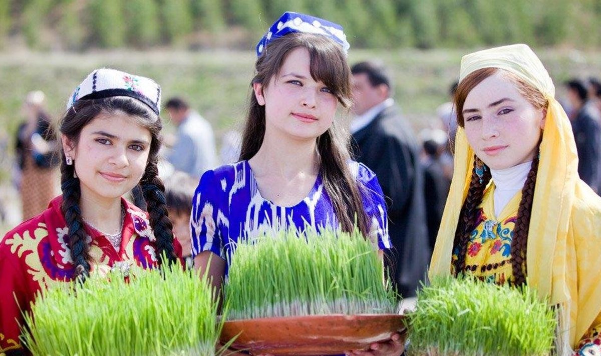 Таджикские девушки на празднике Новруз в Душанбе, Таджикистан.