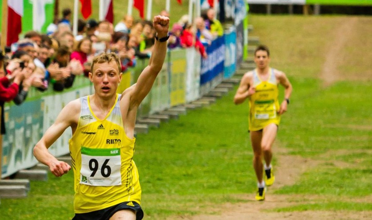 Roman Fosti edestas eelmise aasta Tartu Jooksumaratoni finiši lõpuheitluses Viljar Vallimäed