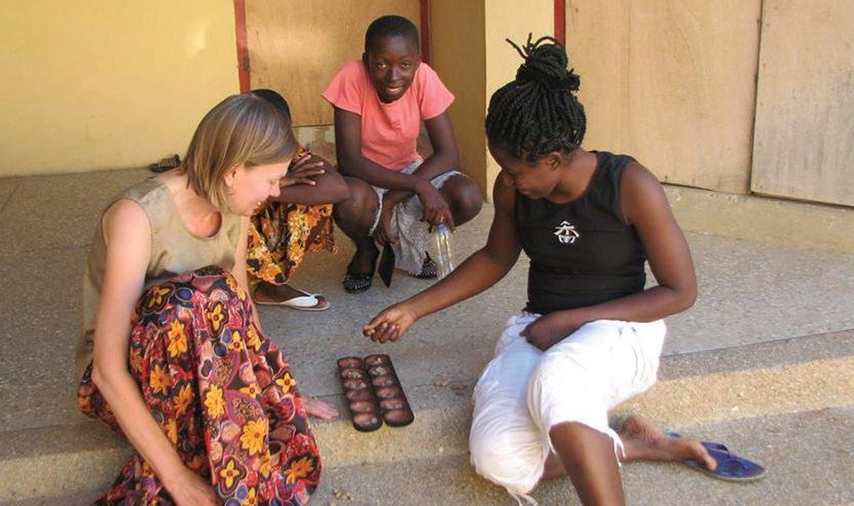 Kohalik õpetaja Grace õpetab Anule, kuidas mängida Aafrikas väga populaarset mängu OWARE.