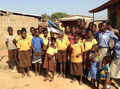 Eesti lippu hoiab uhkelt Mercy, kes õpib Kongo Algkoolis ja saab projekti kaudu toetust kooliskäimiseks.