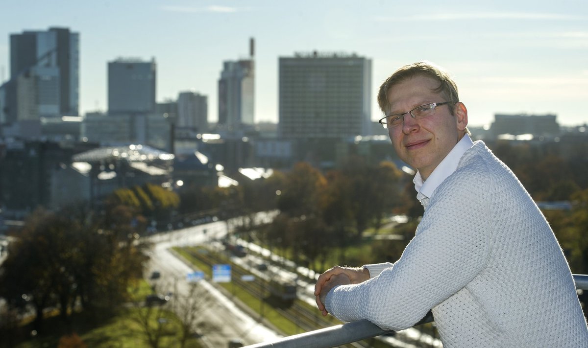 Raul Järg Eesti Arhitektuurikeskuse katusel tööpõldu seiramas.