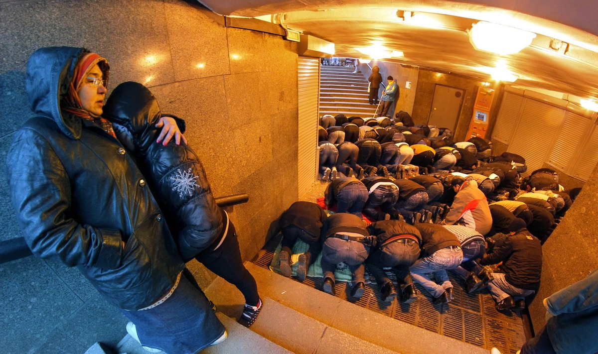 Kaks naist ootavad, kuni mehed ühe Peterburi mošee lähedases metroojaamas palvuse lõpetavad.