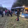 FOTO | Männikul kaotas maakonnaliini bussijuht teadvuse ja sõitis teelt välja