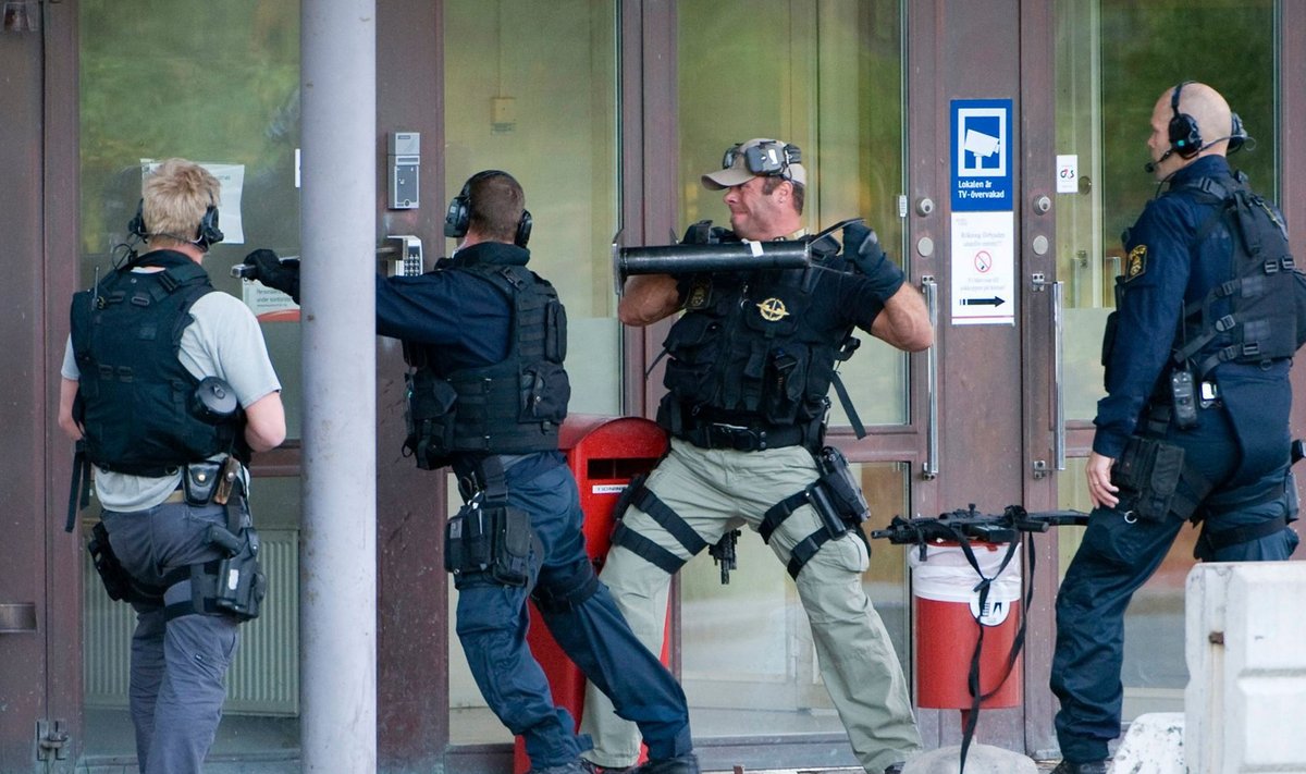 UKS MAHA! Rootsi politsei eriüksus üritab siseneda röövitud sularahahoidlasse.