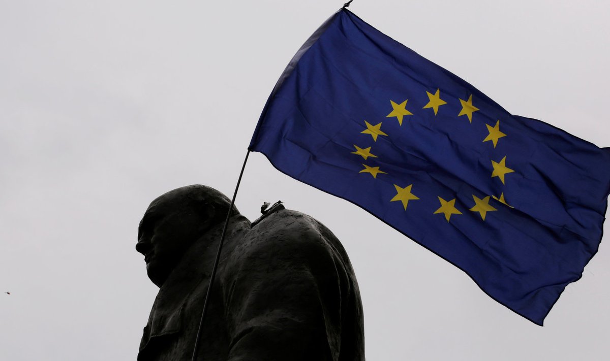 Euroopa Liidu lipp Winston Churchilli kujul Londonis.