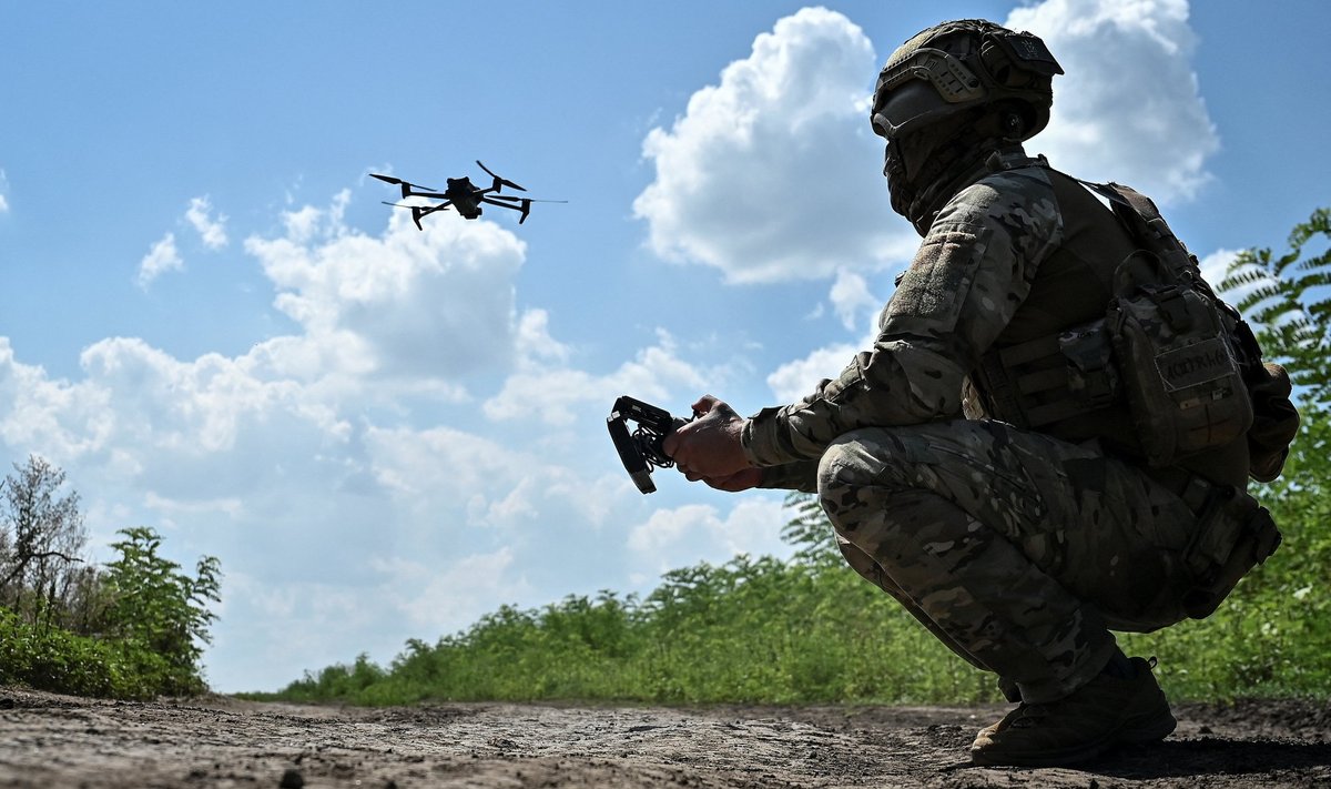 SELLE SAJANDI SÕJARELV: Ukraina parim droonijuht tõdeb, et venelased suudavad rindele toimetada tuhandeid droone oluliselt kiiremini ja odavamalt, kui Ukraina seni on suutnud. Fotol on Ukraina sõdur Zaporižžja lähistel.
