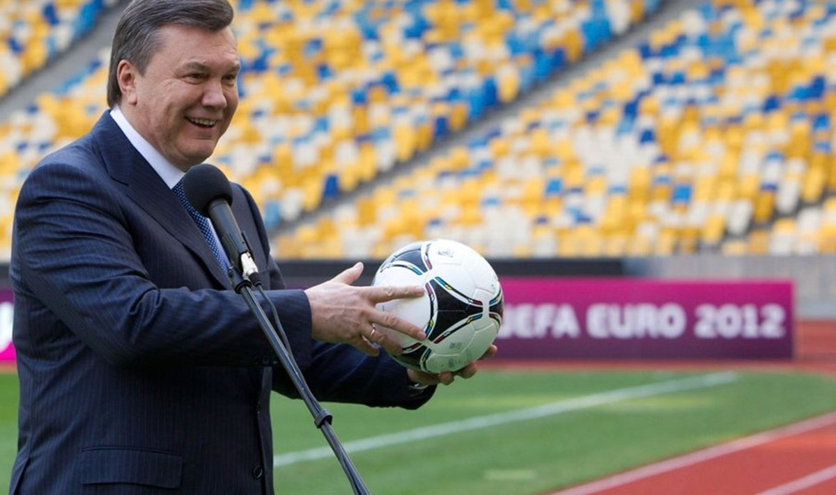 Ukraina president Viktor Janukovõtš esitles aprilli alguses meediale olümpiastaadioni, kus toimub jalgpalli EM-i finaalmäng.