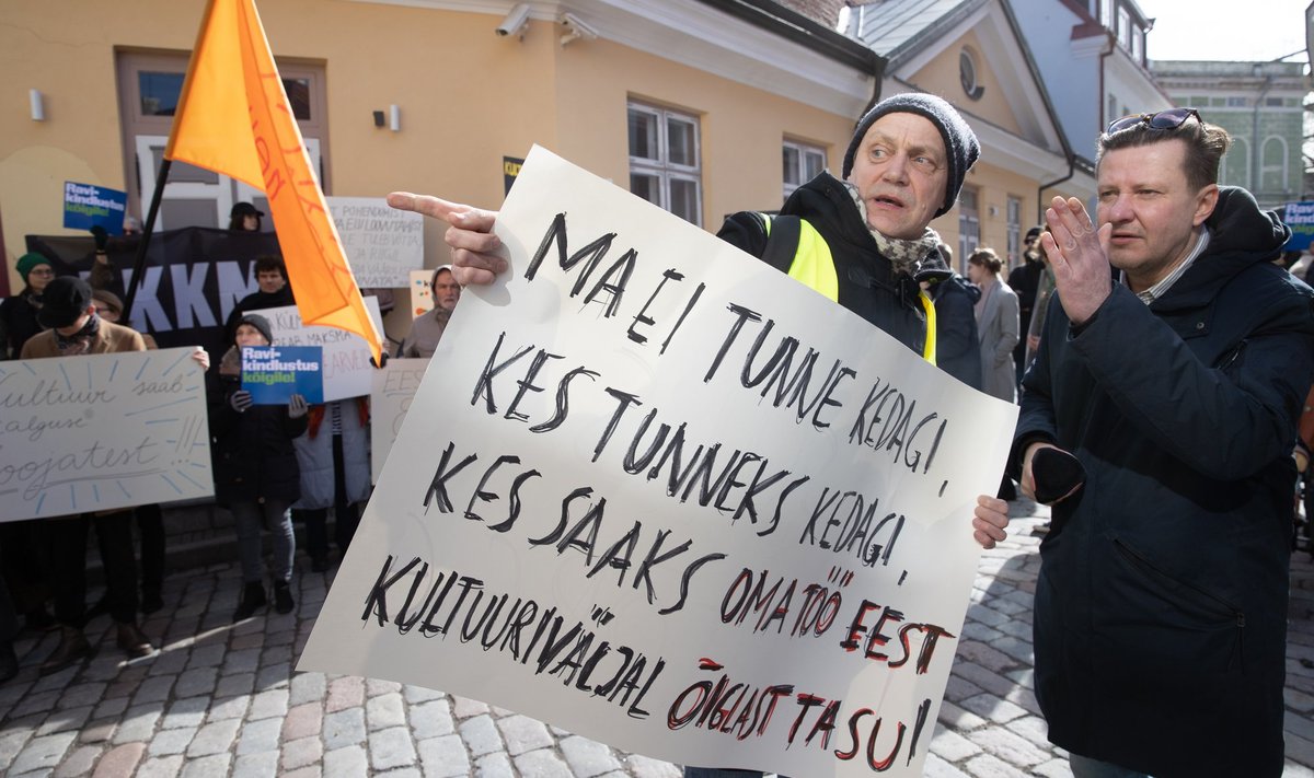 „Kui siiani sai kirjanik loometöötoetust näiteks 3000 eurot kvartalis, saab ta ka edaspidi 3000 eurot kvartalis kätte. Lisaboonusena on võimalik järgmisel aastal tulusid deklareerides saada osa tulumaksust tagasi.“ Märtsis toimus Stenbocki maja ees kultuuritöötajate meeleavaldus.