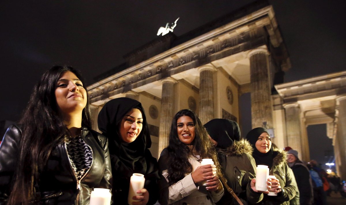 BERLIN ALEXANDERPLATZ: Pagulaste toetuseks loodud küünaldegainimkett üritusel, mis kandis nimetust “Valgusemärk”.