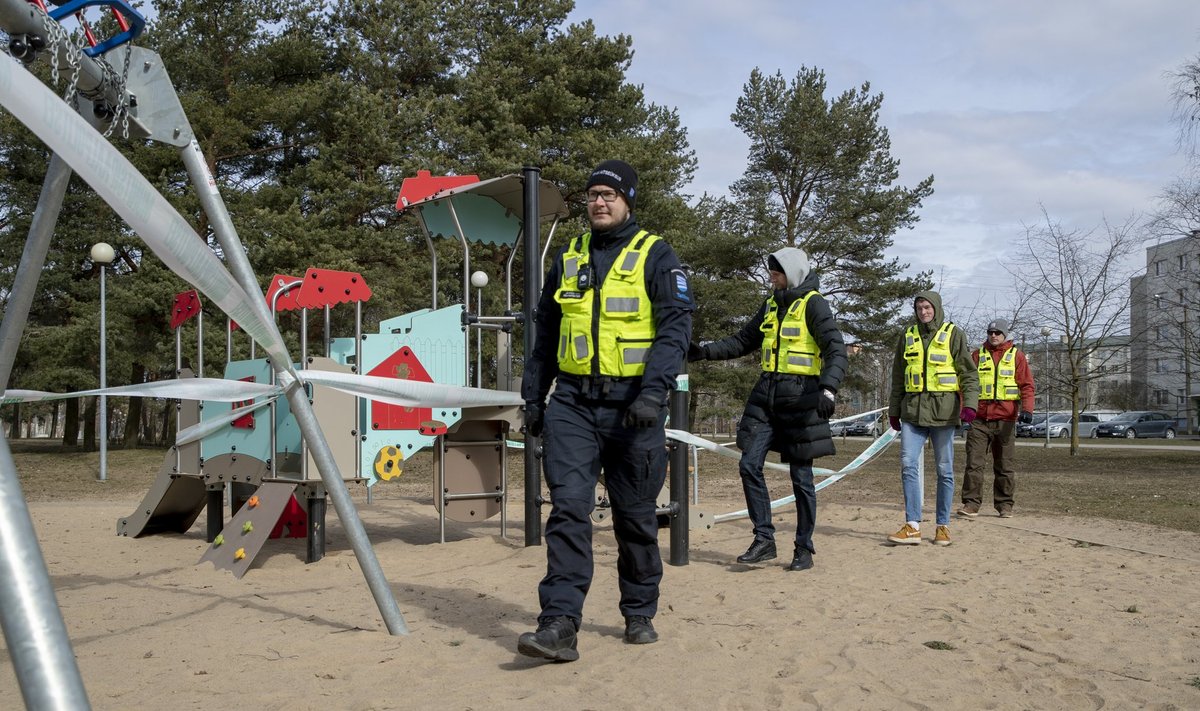 Eriolukord 2020. aprillis. Mupo ja noorsportlased Stroomi rannas mängu-ja spordiväljakuid kontrollimas