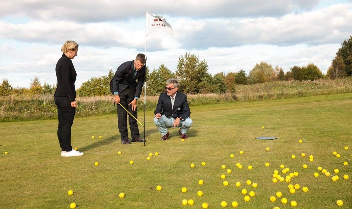 Niitvälja Golfi tegevjuht Kristo Tohver ning president Peeter Tohver augule lähimat palli välja selgitamas