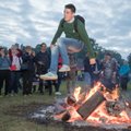 FOTOD: Julged mehepojad hüppasid Eesti Vabaõhumuuseumi jaanipeol üle lõkke!