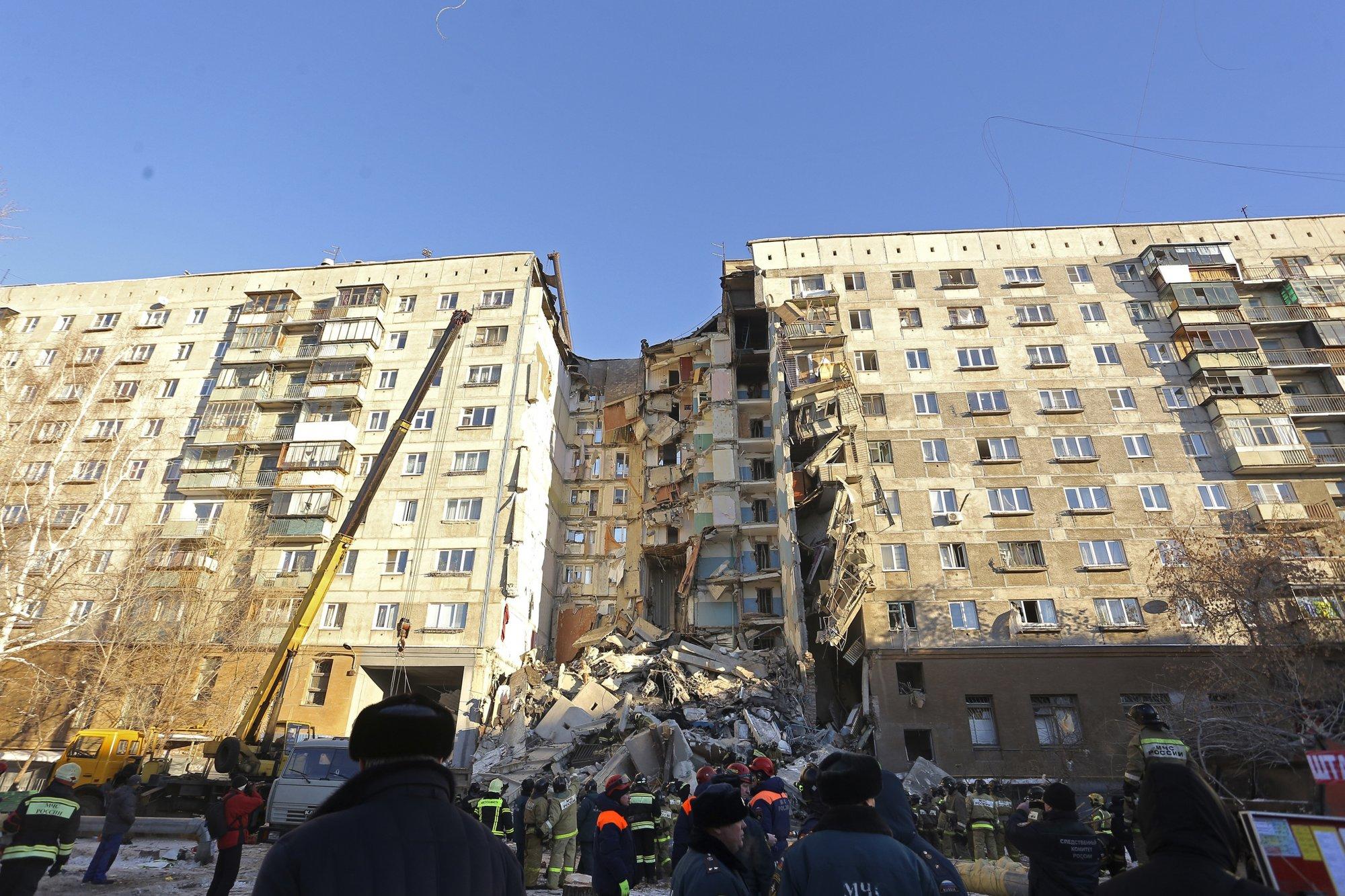 ФОТО и ВИДЕО| В Магнитогорске из-за взрыва газа обрушился подъезд жилого  дома. Что известно? - Delfi RUS