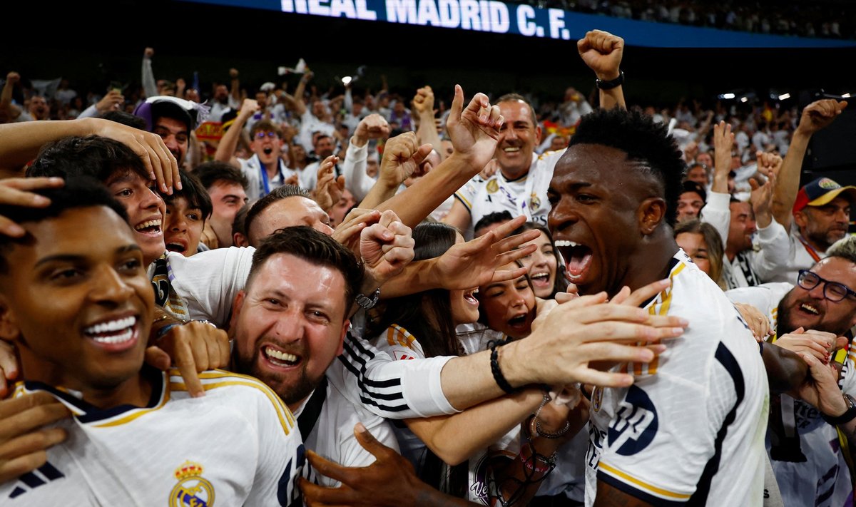 Madridi Reali mängijad koos fännidega tähtsat võitu tähistamas.