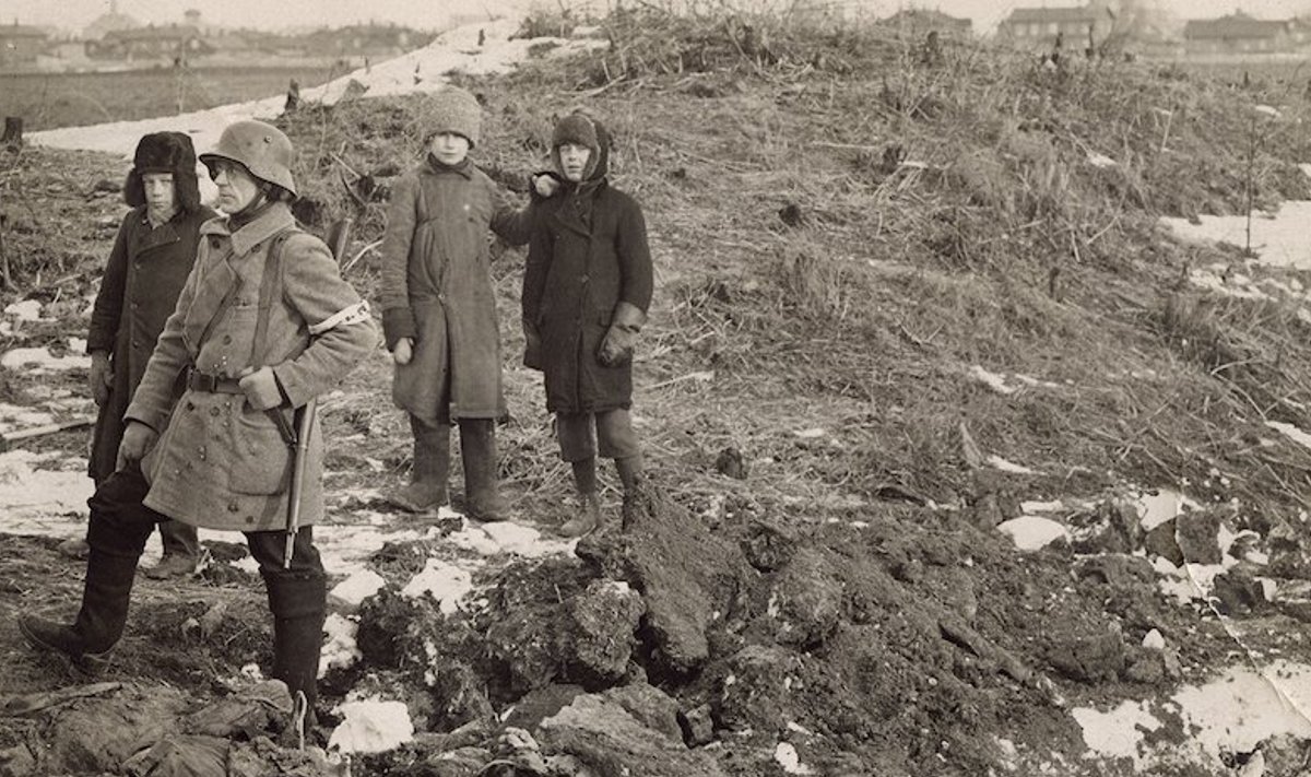 Enamlaste poolt tapetud narvalaste laipade välja toomine Kreenholmi tehase sibiaugust 1919. aasta jaanuaris.