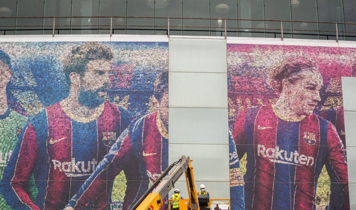 LÄINUD: Töömehed eemaldavad Messi pilti Camp Nou staadioni hiigelpostrilt.