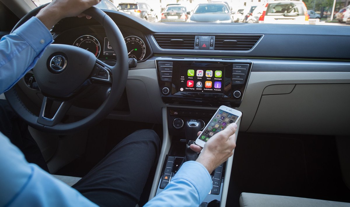 Proovime Apple CarPlay liidest Škoda mudelis Superb. CarPlay tekitab ikoonidega telefonipildi auto armatuurlauale.