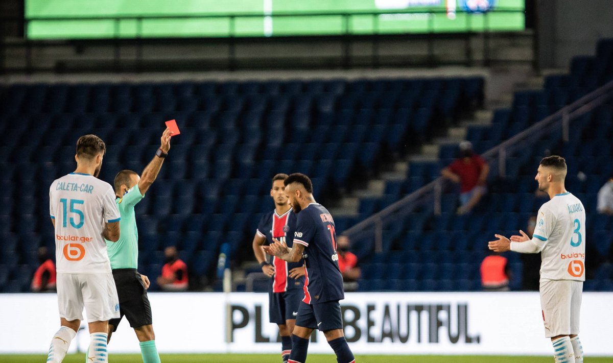 Neymar (keskel) oli üks mängijatest, kes punase kaardi teenis.