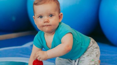 Kuidas sinu beebi roomab või käputab? Loe, milline liikumisviis annab märku, et beebi lihased pole ühtlaselt arenenud