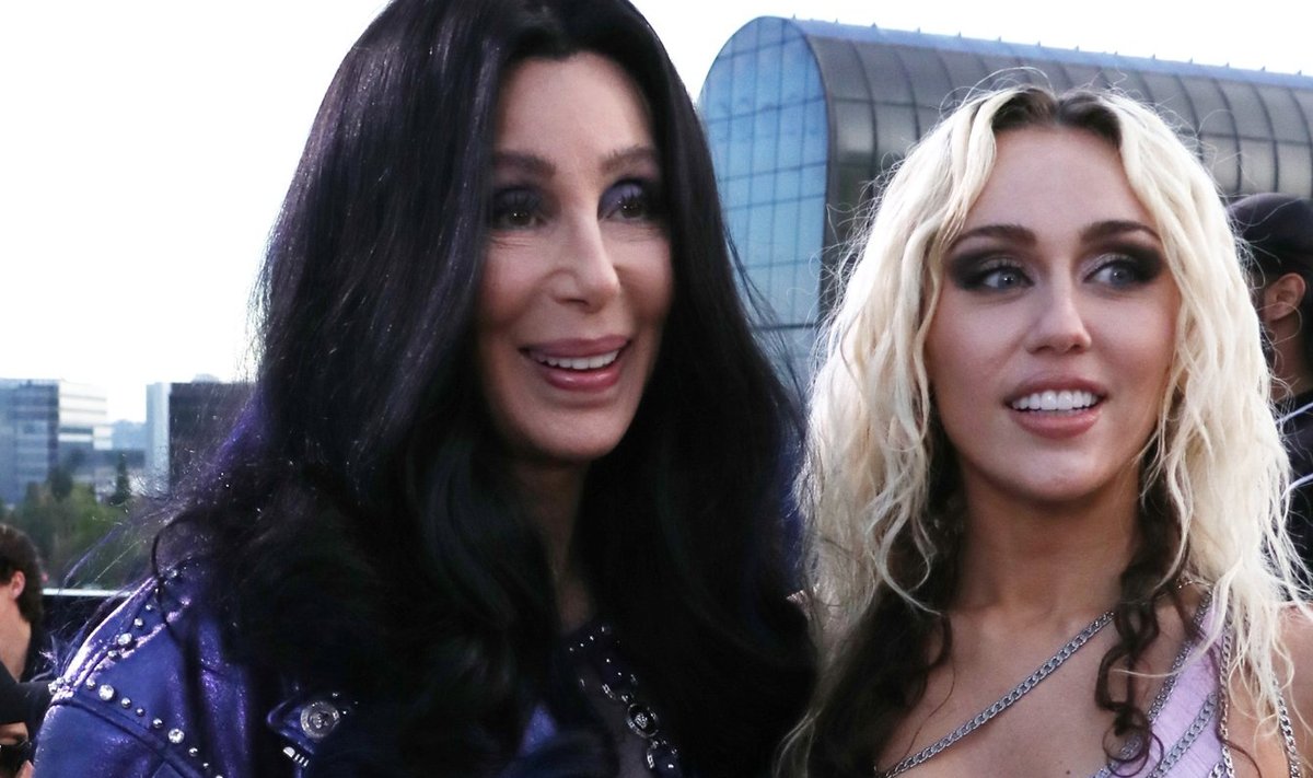 Cher ja Miley Cyrus märtsikuisel Versace moeshowl