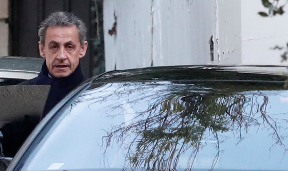 Nicolas Sarkozy täna hommikul oma Pariisi kodust lahkumas