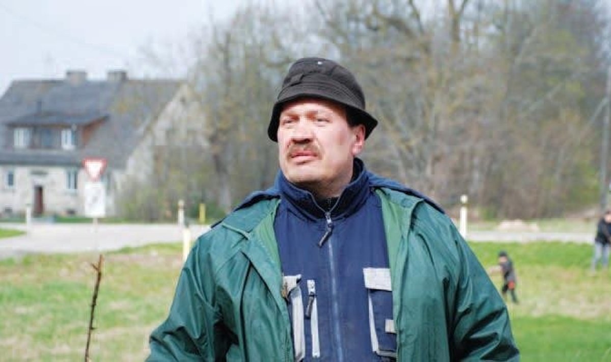 Tutermaa külaseltsi liige Arne Kask paigas, kust hakkab kulgema kergliiklustee