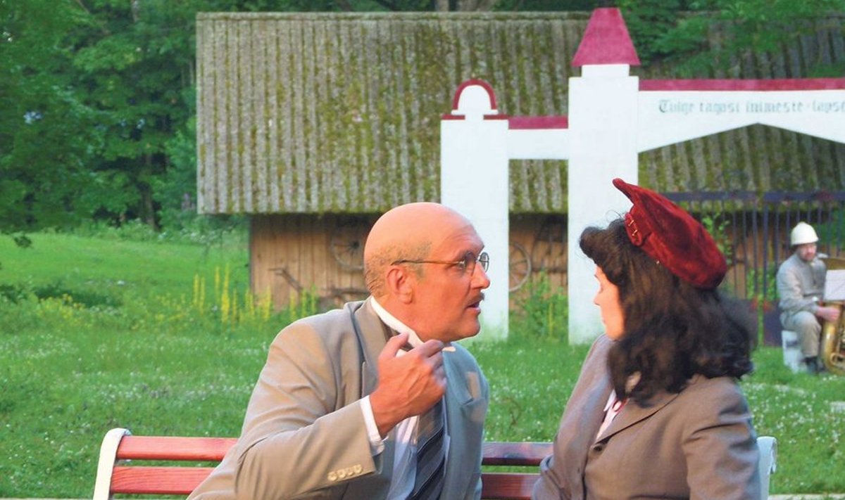 Oskar Lutsu rollis Erik Ruus, tema naist Valentinat mängib Maarika Mesipuu.