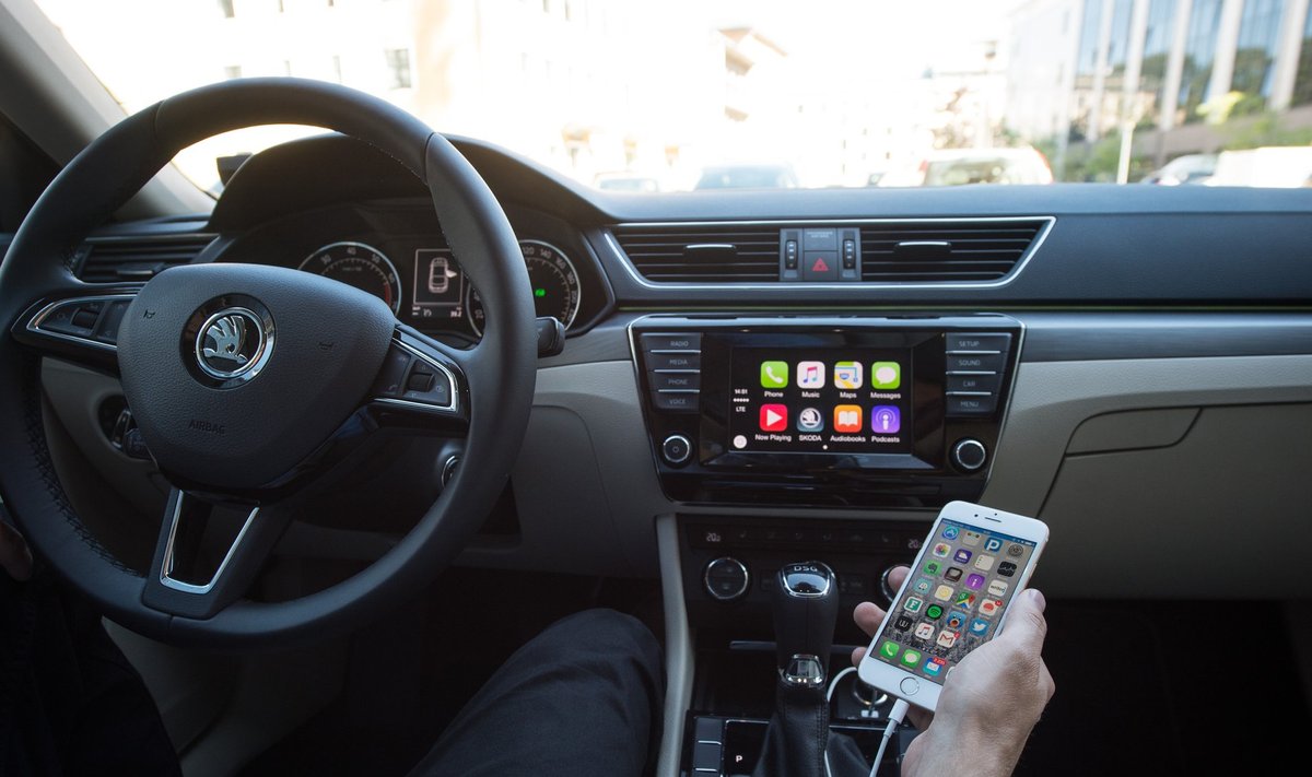 Apple CarPlay on liides, mis ühendab iPhone nutitelefoni auto keskkonsooliga.