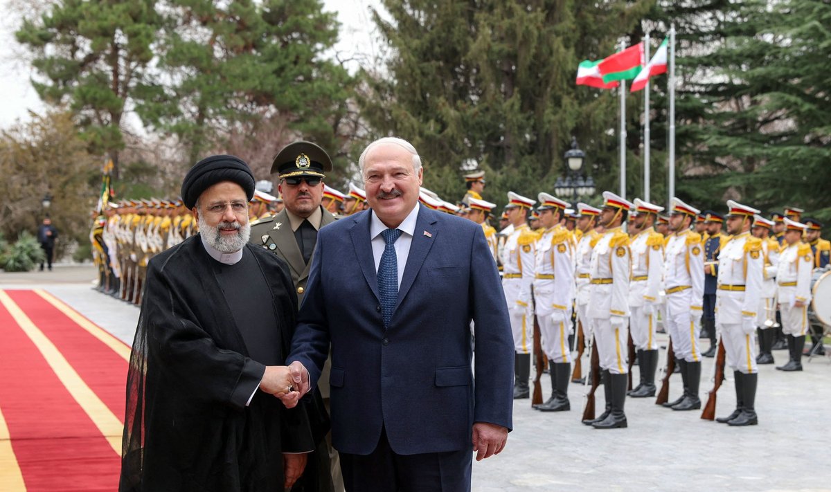 Iraani president Ebrahim Raisi (vasakul) tervitas täna Teheranis Valgevene riigipead Aljaksandr Lukašenkat